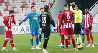 9 kişi kalan Çaykur Rizespor 1 puanı kurtardı
