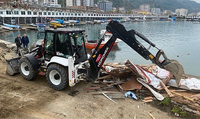 Rize'de kaçak yapılmış 8 balıkçı barınağı yıkıldı