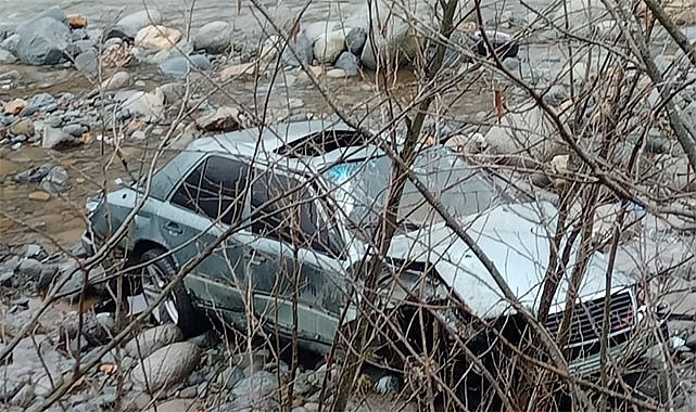Fındıklı'da otomobil dere kenarına yuvarlandı: 2 ölü