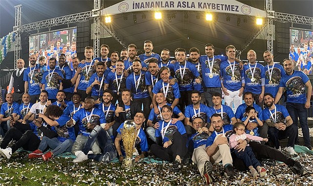 Çaykur Rizespor kupasını kutlama töreniyle aldı