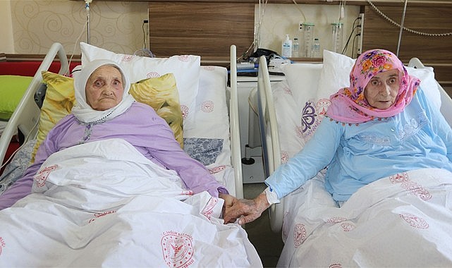 Rize'de iki kız kardeş 16 yıl sonra hastanede kavuştular