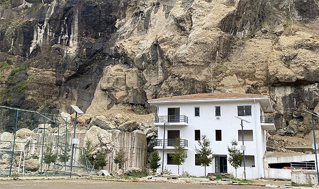 Rize AFAD'ın arkasından kopan kayalar tehlike saçıyor