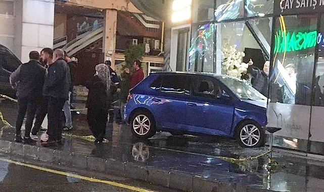 Rize'de kontrolü kaybeden otomobil Belediyeye ait kafeye girdi