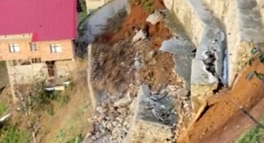 Ardeşen'de istinat duvarı çöktü, 2 ev boşaltıldı