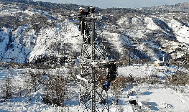 Çoruh EDAŞ, yoğun kar yağışında kesintisiz enerji için sahada