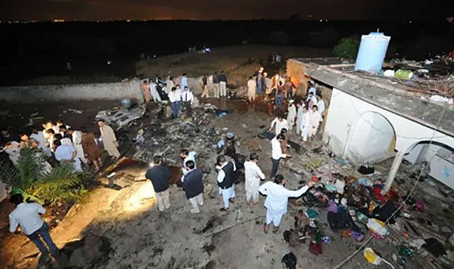 Yıldırım düşürdü: 131 ölü