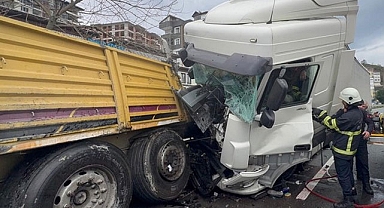 Pazar'da feci kaza! Arıza yapan Tıra arkadan çarptı: 1'i ağır 4 yaralı