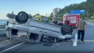 Pazar'da Otomobil Takla Atıp Bariyerlere Çarptı: 4 Yaralı